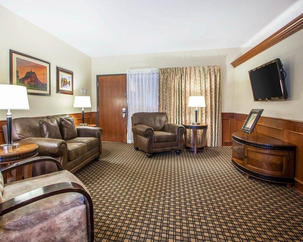 Quality Inn & Suites Ames Conference Center Near Isu Campus エクステリア 写真
